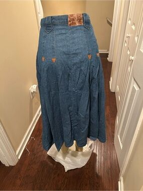 Gorgeous vintage Denim Midi Skirt  with details